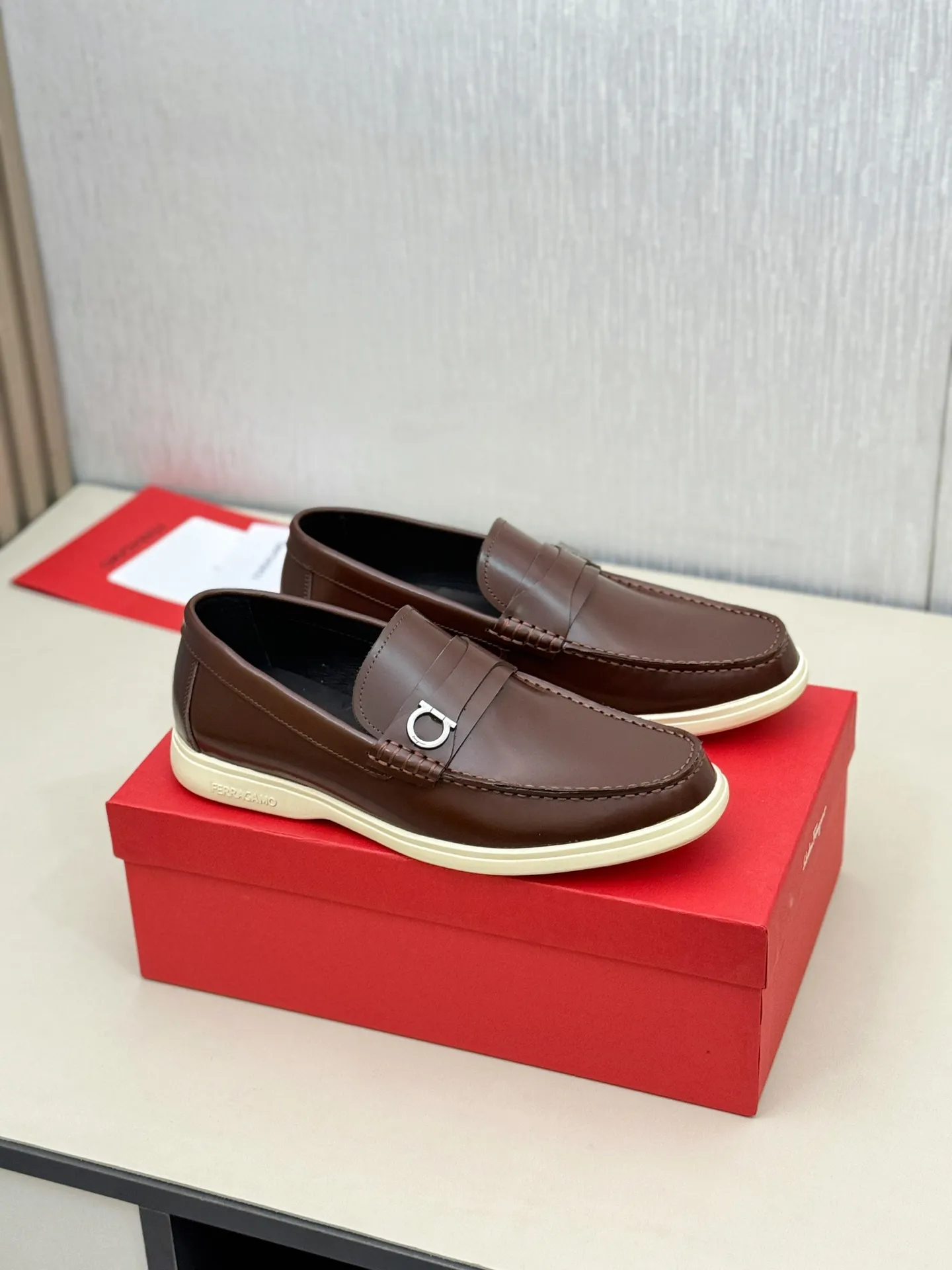 [Ferragamo] P: 580💰 Number of yards: 38~44 (45 orders are non-returnable) Ferragam's new men's driving shoes, the fabric is made of imported cowhide, with visible texture, heavy industrial stitching, dyed calfskin inside, standard logo cowhide feet, big-name experience, soft and comfortable on the feet, a men's favorite, special non-slip and wear-resistant rubber soles, easy to handle various occasions, with original box packaging!